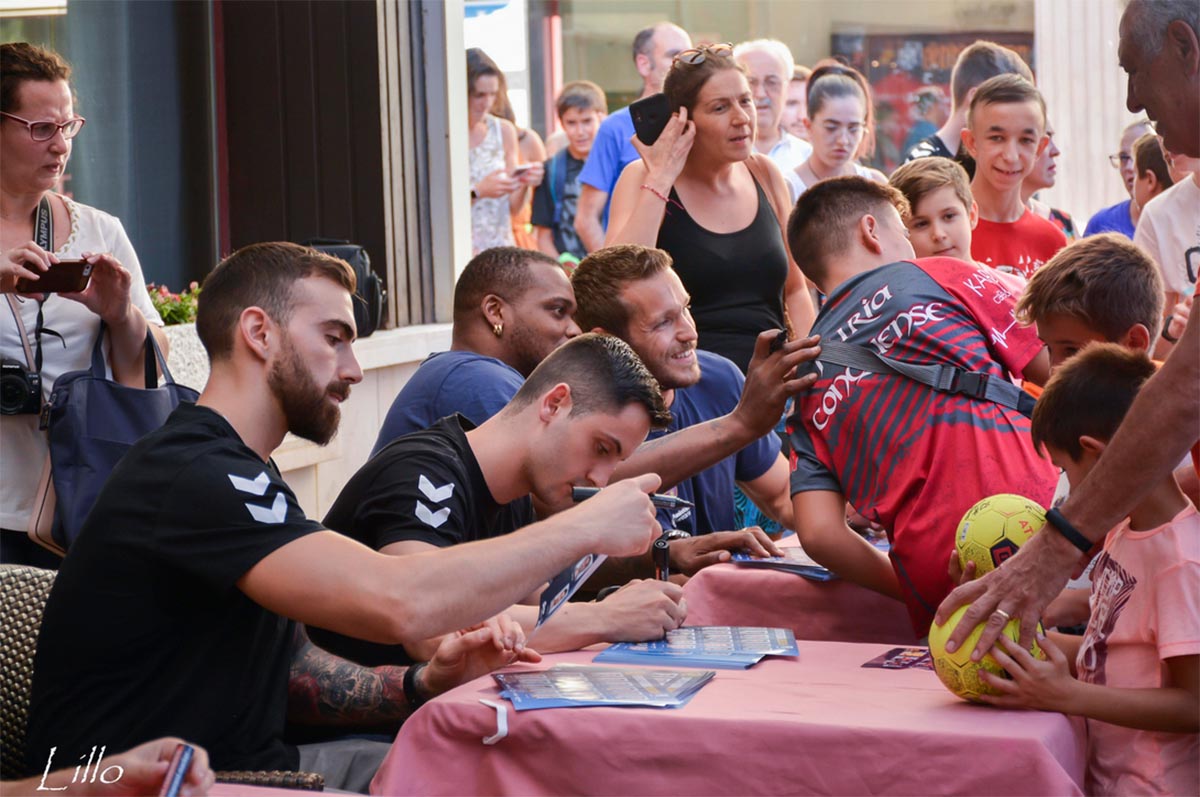Jugadores del Liberbank Cuenca, firmando autógrafos en el día de la Gala de presentación de la Liga Asobal