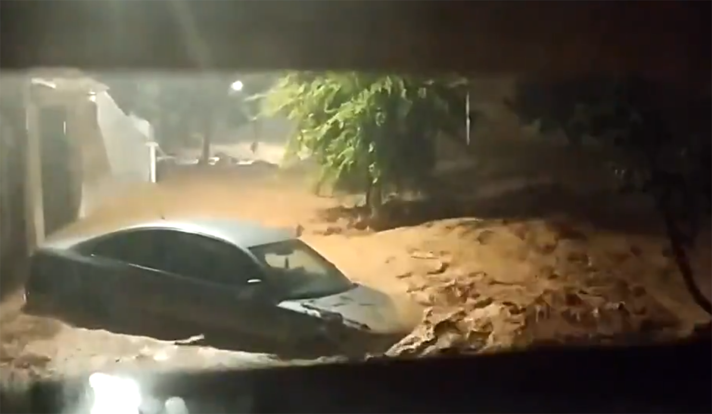 Imagen de las lluvas, el viernes por la noche, en El Picazo, en la provincia de Cuenca.