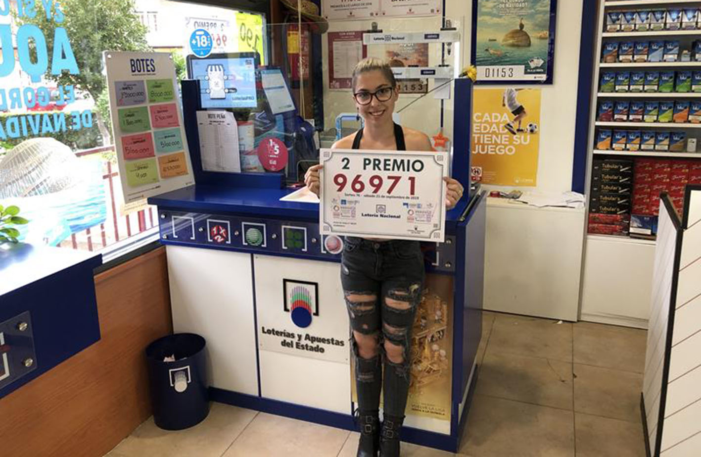 La vendedora del premio, en el establecimiento, situado en la calle Felipe Solano Antelo.