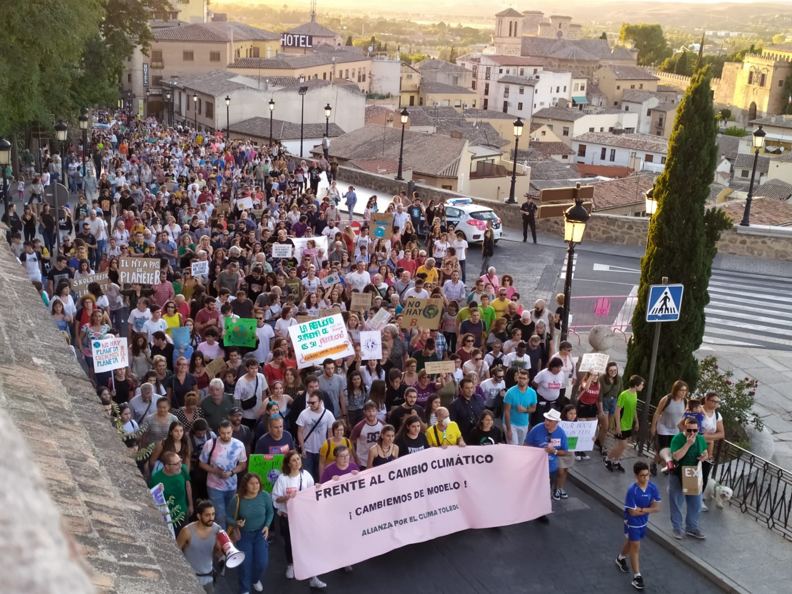 La manifestación en Toledo por la emergencia climática congregó a unas 1.000 personas.