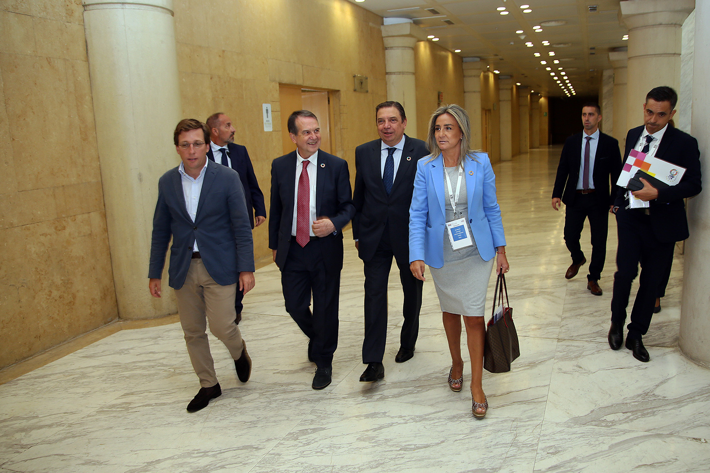 Milagros Tolón, esta mañana justo antes de comenzar el Pleno de la FEMP, junto al alcalde de Madrid, José Luis Martínez-Almeida; y el presidente de la FEMP y alcalde de Vigo, Abel Caballero.