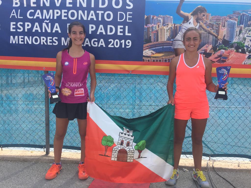 Noemí Aguilar (pantalón negro), campeona de España, junto a Claudia Jensen