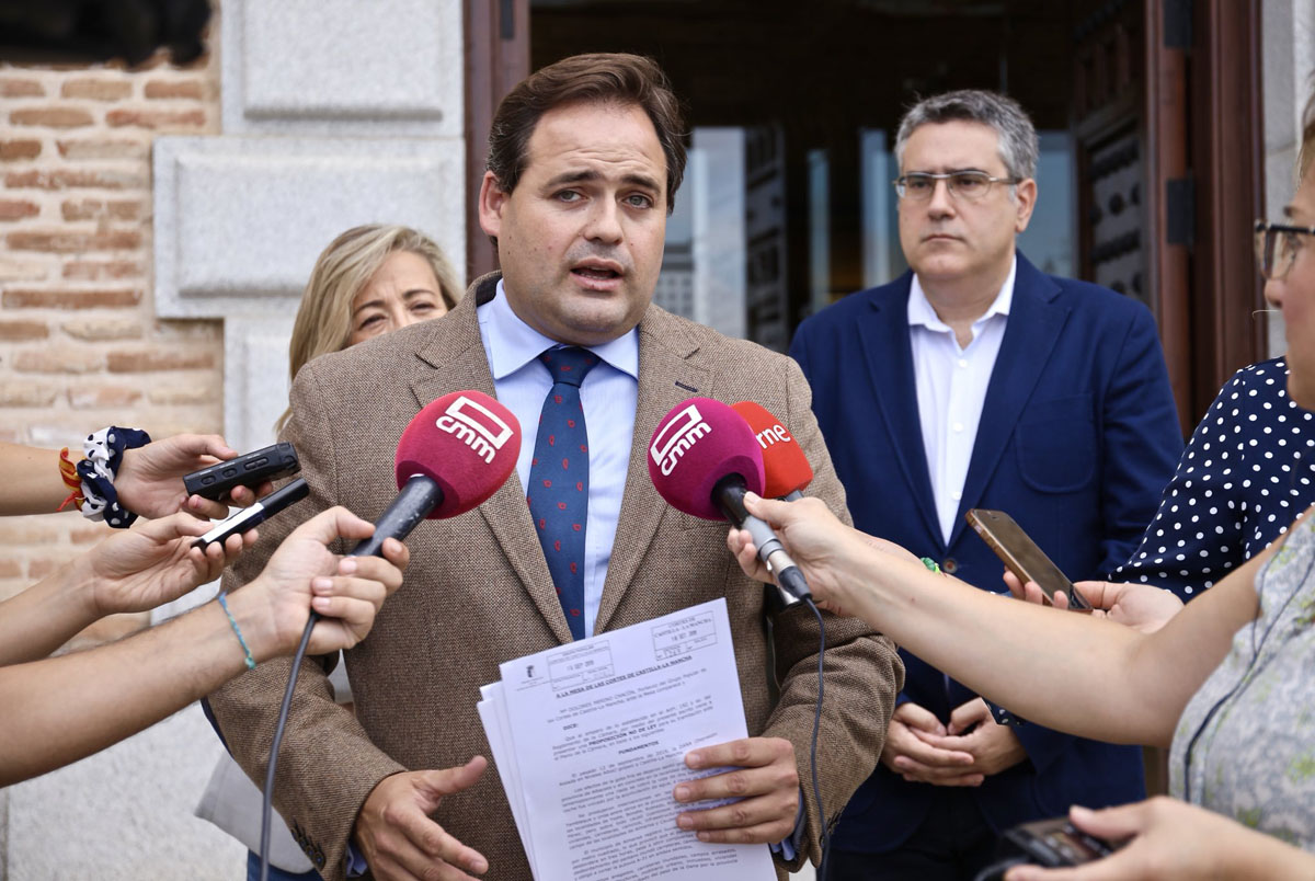 Paco Núñez a las puertas del Parlamento regional.