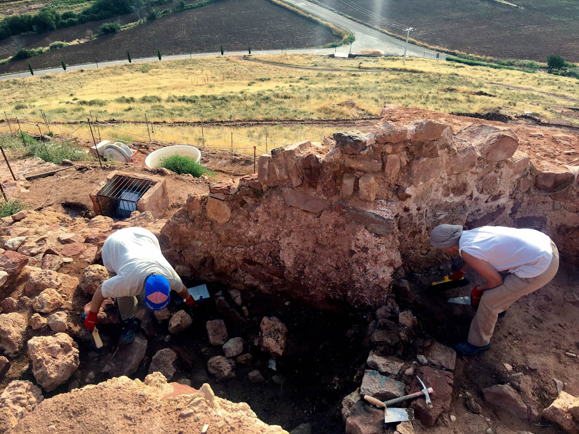 Trabajos en la muralla andalusí, levantada por los Omeyas, en el Castillo de La Estrella de Montiel