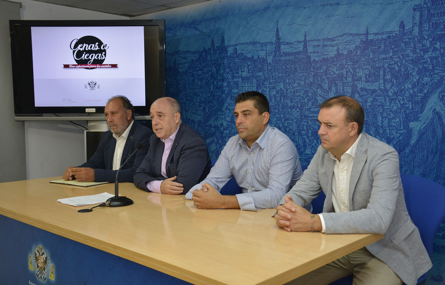 Paco Rueda, segundo por la izquierda, junto a Vidal Cencerrado, Pedro Miguel Gómez y Víctor Iglesias, representantes de la hostelería de Toledo.