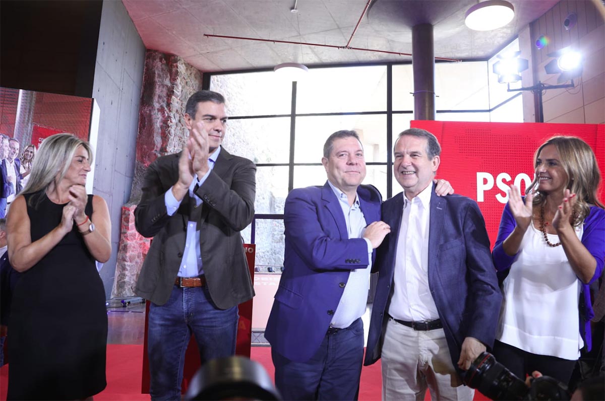 Page saluda al alcalde de Vigo, Abel Caballero, en presencia de Pedro Sánchez y Milagros Tolón