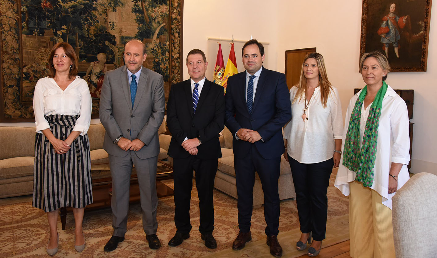 De izquierda a derecha, Blanca Fernández, José Luis Martínez Guijarro, Emiliano García-Page, Paco Núñez, Carolina Agudo y Ana Guarinos.