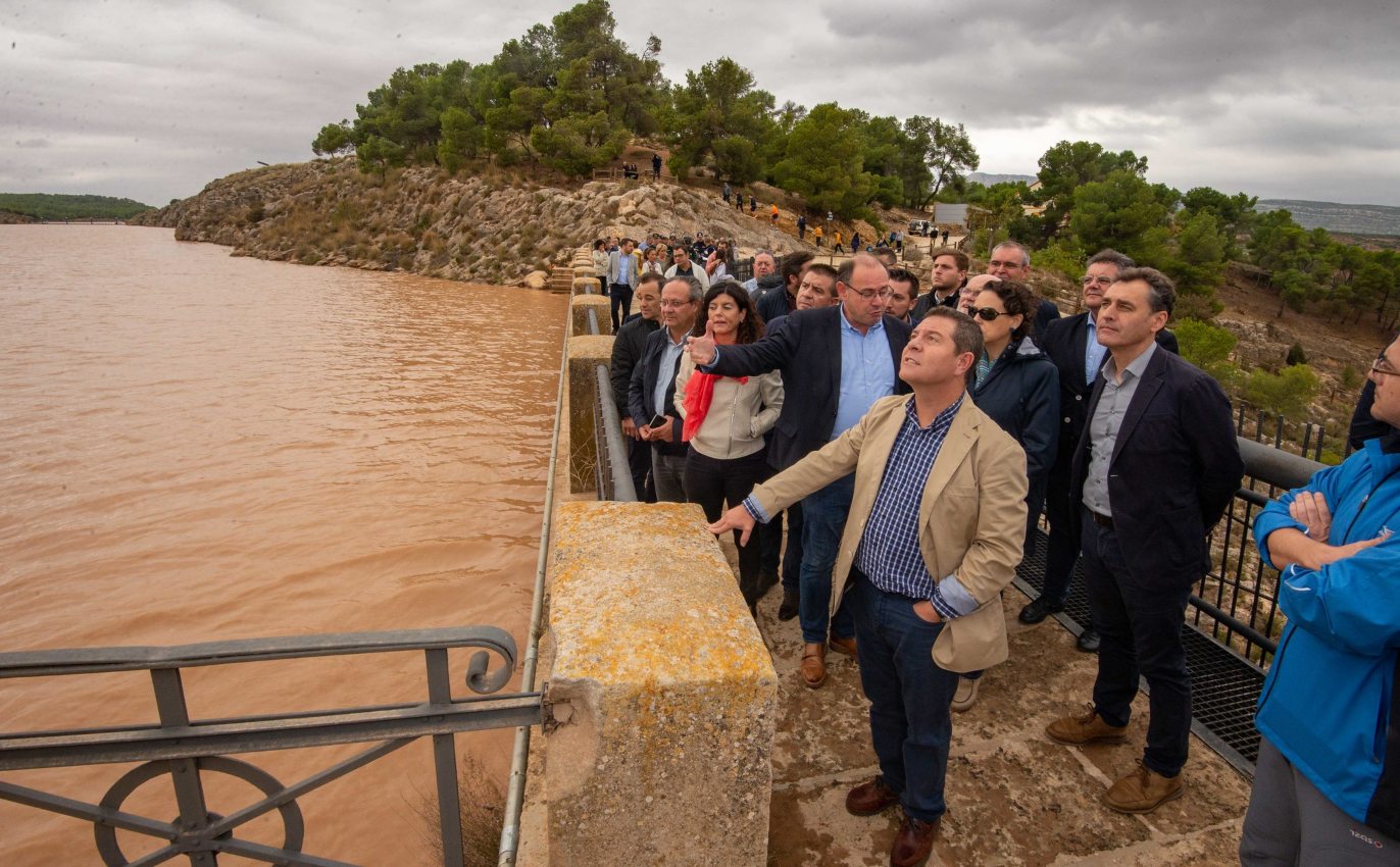 Page y Valerio, entre otros, visitan la zona afectada por la gota fría.