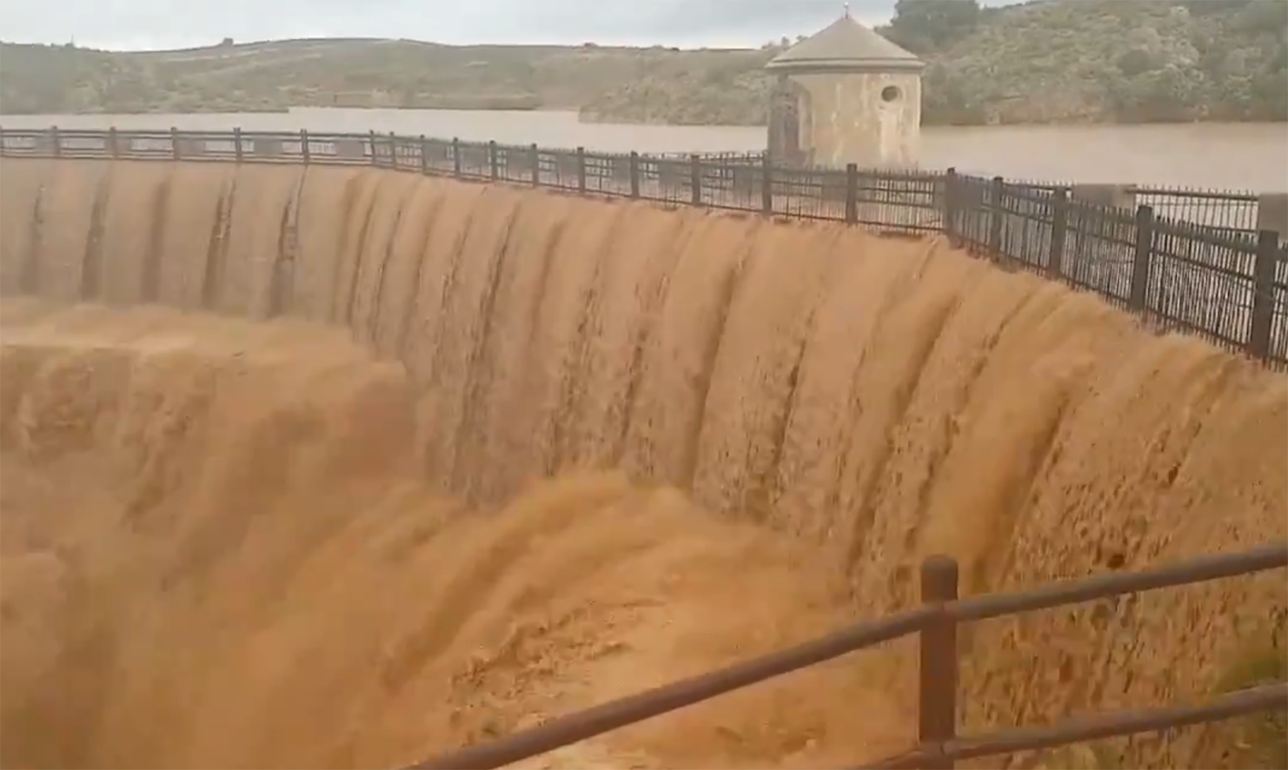 albacete El pantano de Almansa, desbordado. Foto: Almansa Emergencias.