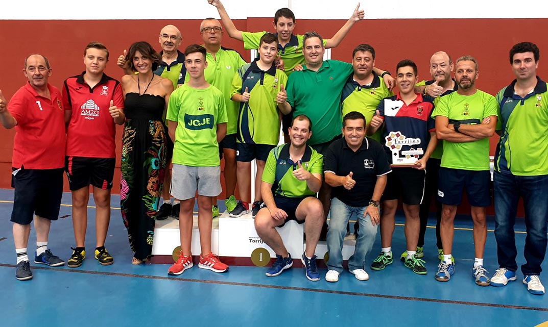 Foto de grupo del torneo de tenis de mesa en Torrijos