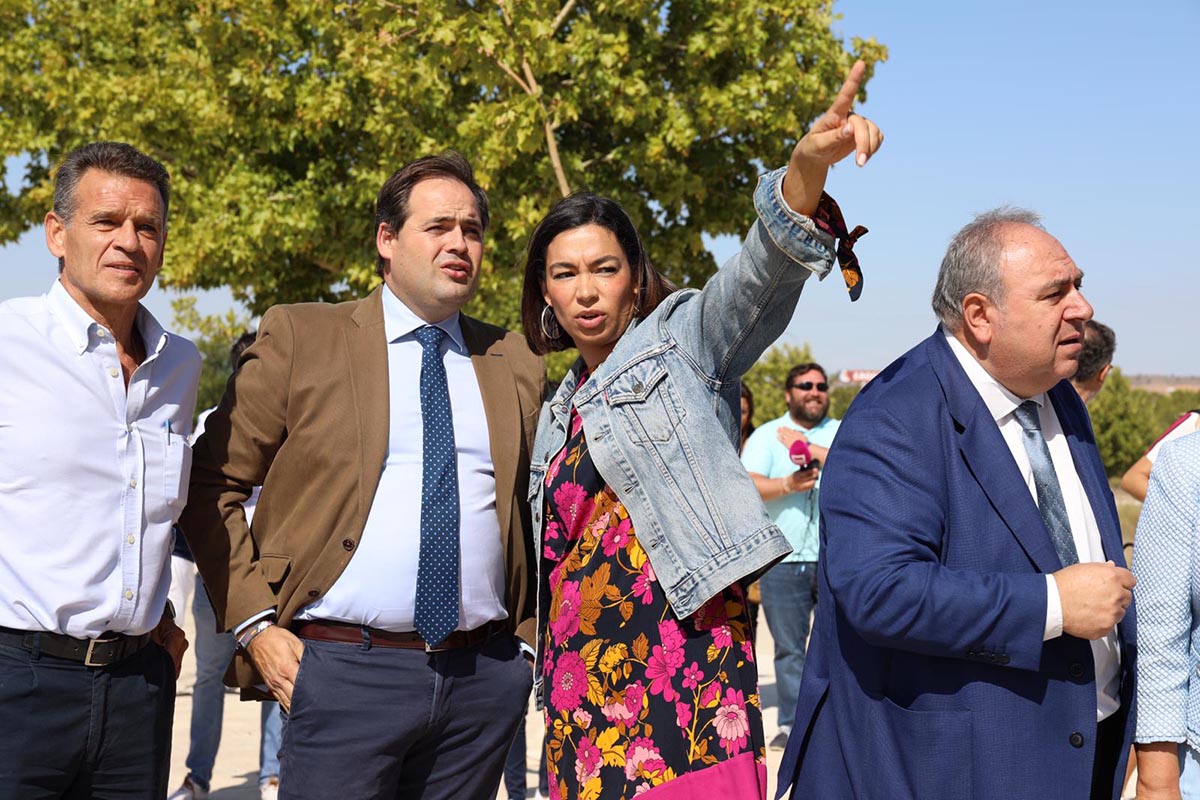 Paco Núñez y Claudia Alonso, durante su visita a las obras del nuevo Hospital de Toledo