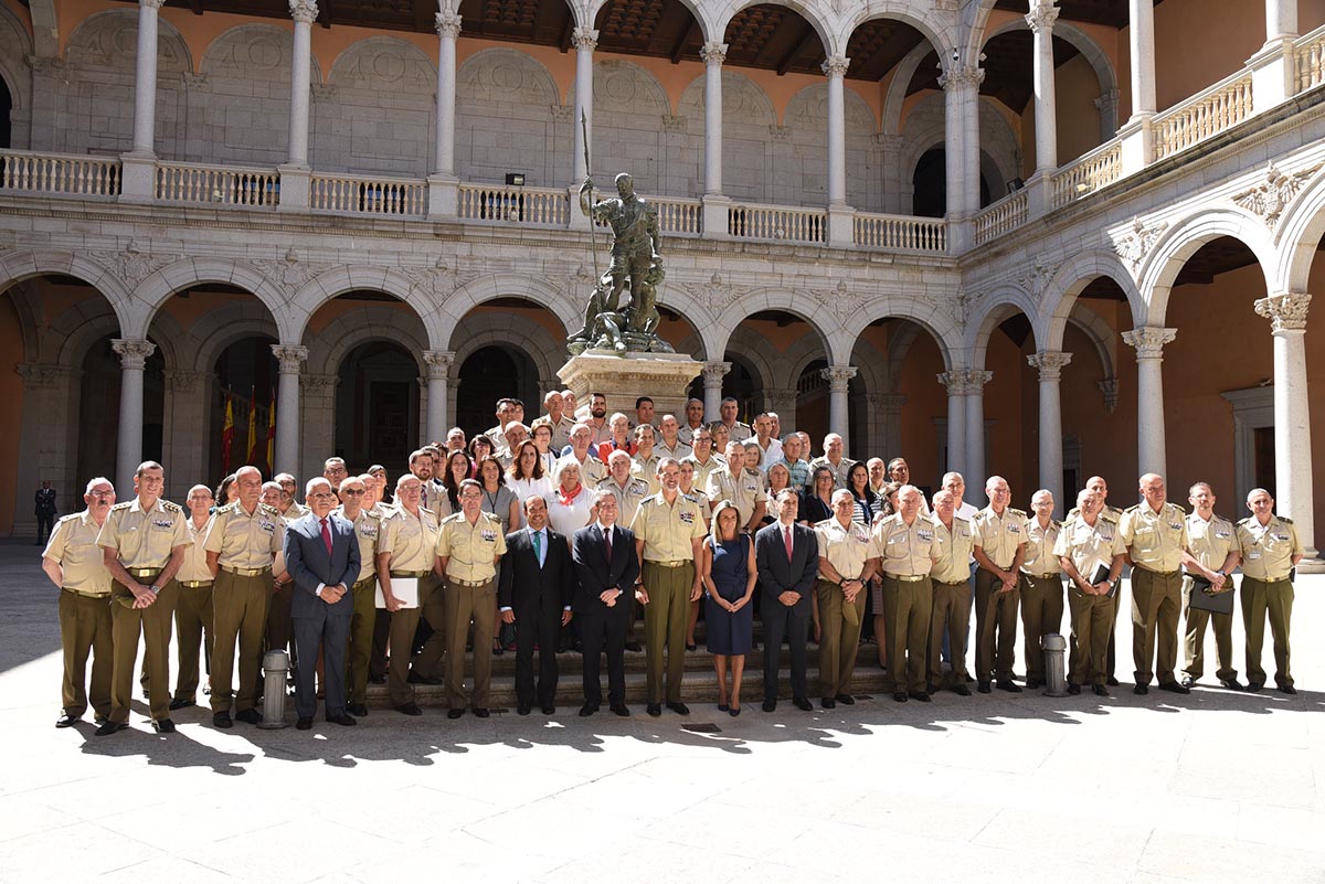 Foto de familia con Felipe VI con las autoridades civiles y militares