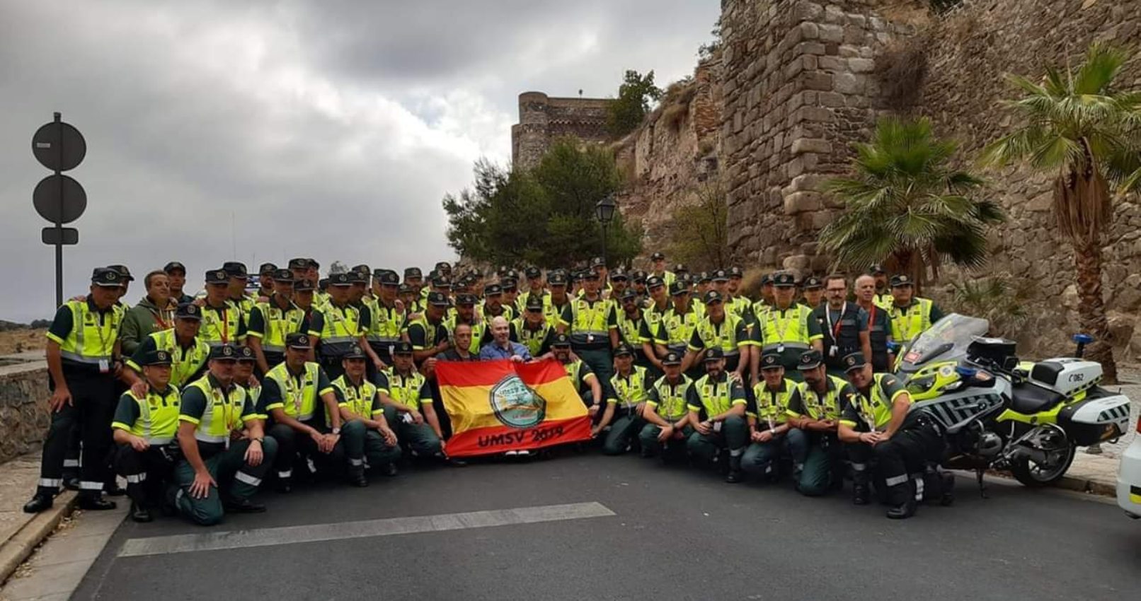 Homenaje a Román David de los guardia civiles de La Vuelta.