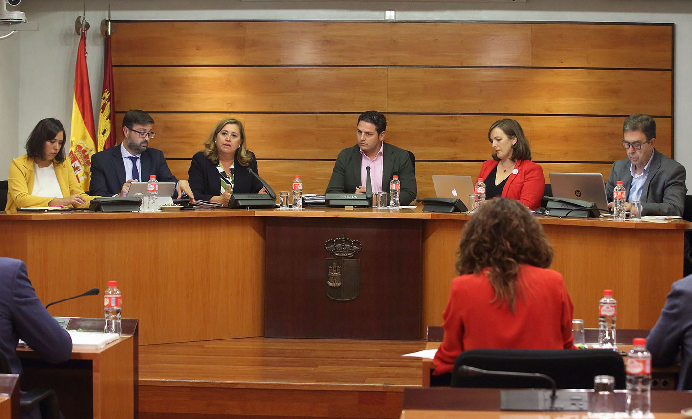 Rosana Rodríguez, consejera de Educación, Cultura y Deportes, tercera por la izquierda, durante su comparecencia en las Cortes de CLM.