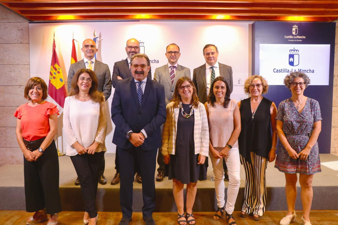 Susana Fernández, la tercera de la fila inferior por la derecha, en la foto de familia del equipo directivo del Sescam realizada hace poco más de un mes.