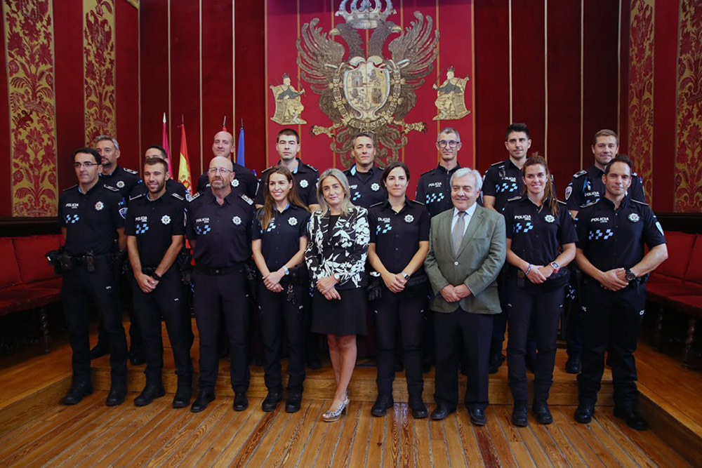 Tolón posa junto a los 15 nuevos agentes de la Policía Local.