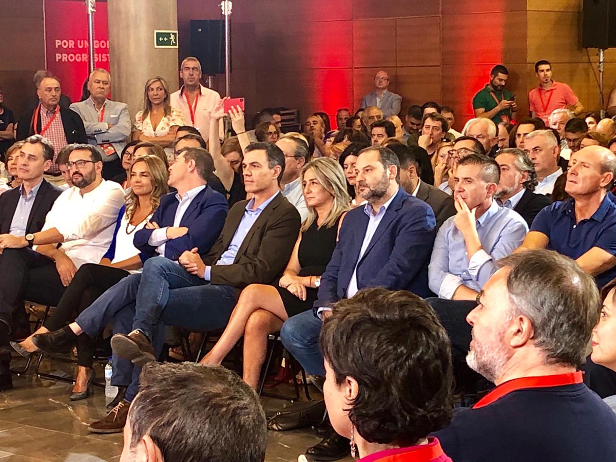 Milagros Tolon, al lado de Pedro Sánchez en el Consejo Municipal del PSOE