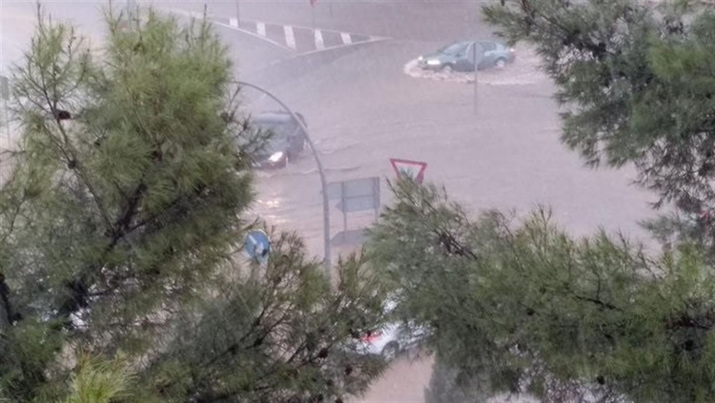 El agua que ha generado la fuerte tormenta ha anegado calles, garajes, bajos…