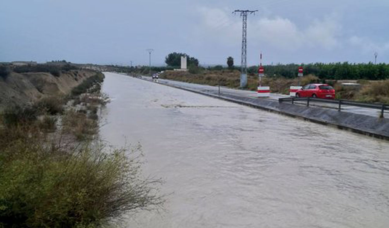 trasvase El canal del postrasvase desbordado a la altura de la localidad murciana de Fortuna.