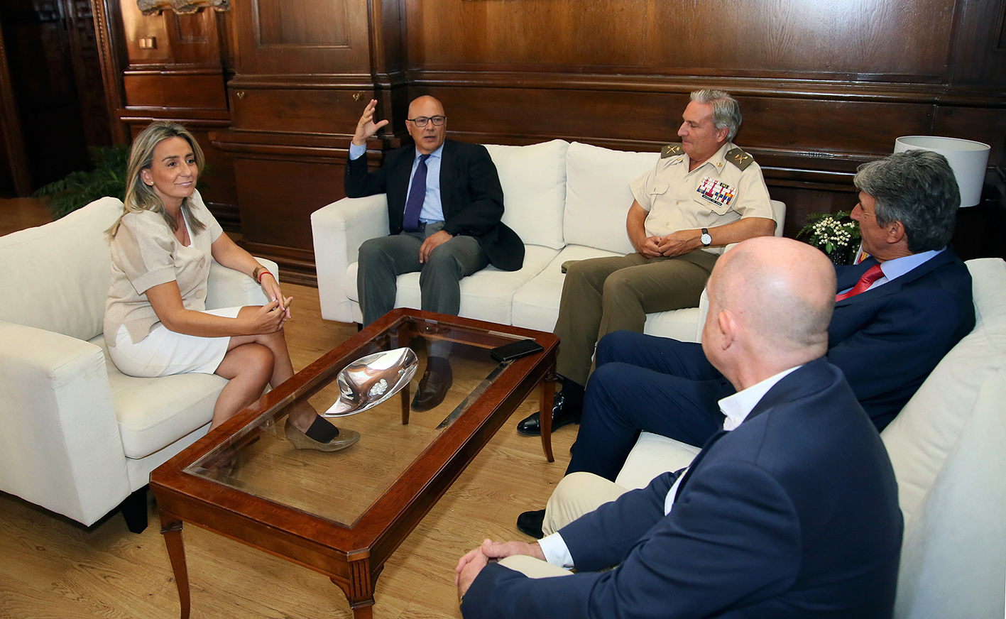 Ángel Olivares, secretario de Estado de Defensa, segundo por la izquierda junto a Milagros Tolón, alcaldesa de Toledo.