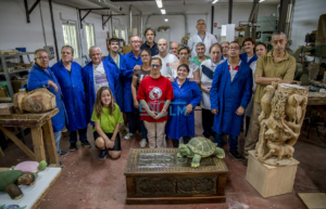Foto de familia de los usuarios del centro ocupacional de Apanas, lugar donde se producen los objetos que la asociación vende en Farcama.
