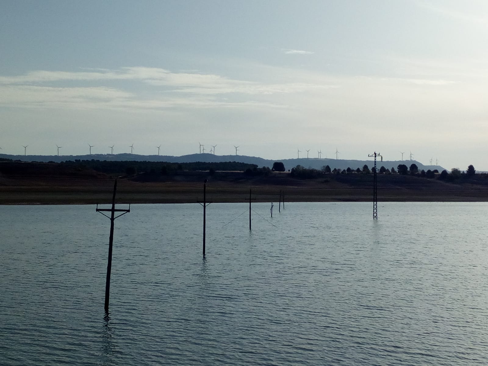 El bajo nivel de las reservas de Buendía ha sacado a la luz antiguos postes del tendido eléctrico.