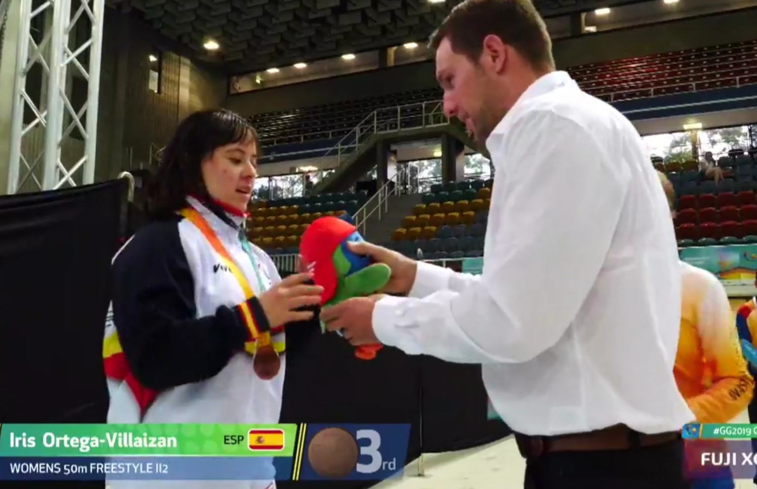 Iris Agudo recibiendo la medalla.