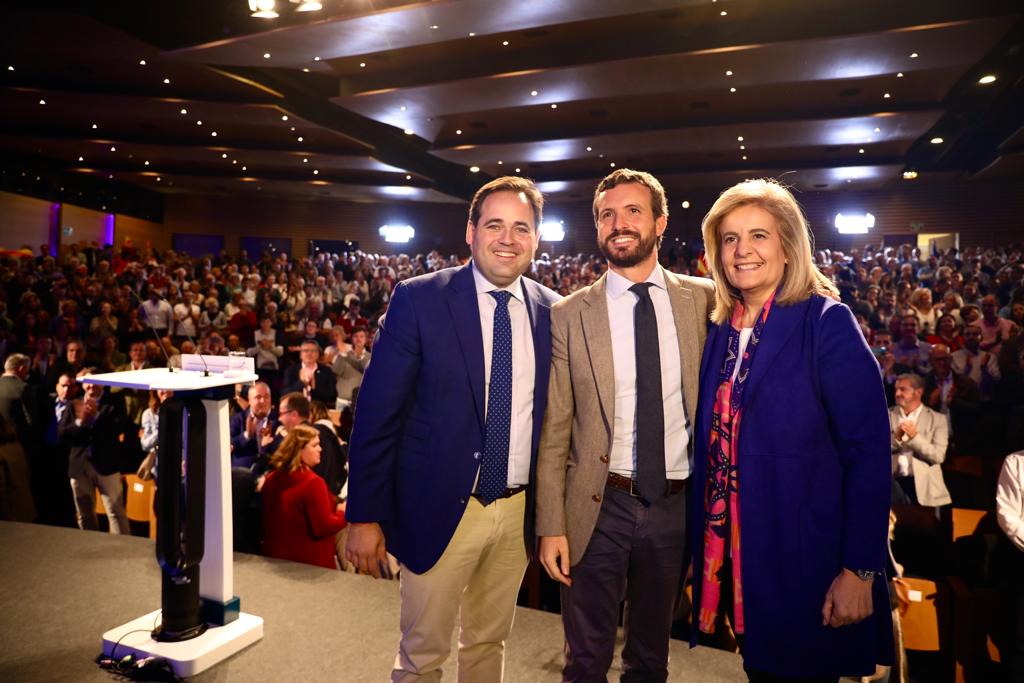 Paco Núñez, Pablo Casado y Fátima Báñez en el Hotel Beatriz, en Toledo.