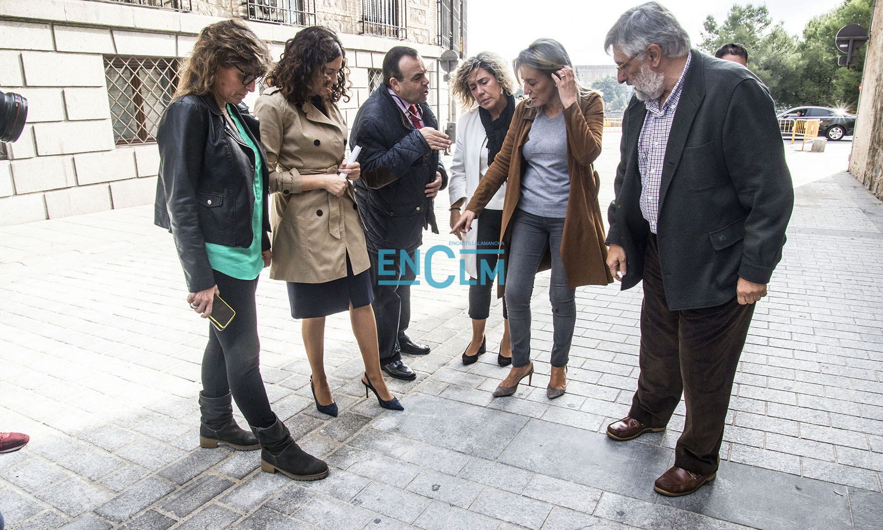 La alcaldesa de Toledo, Milagros Tolón, observando cómo ha quedado el nuevo pavimentos tras las obras que han arreglado los baches y los adoquines sueltos que había en la zona.