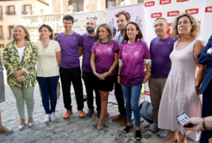 La alcaldesa de Toledo posa con la camiseta, diseñada por Javier Vivar