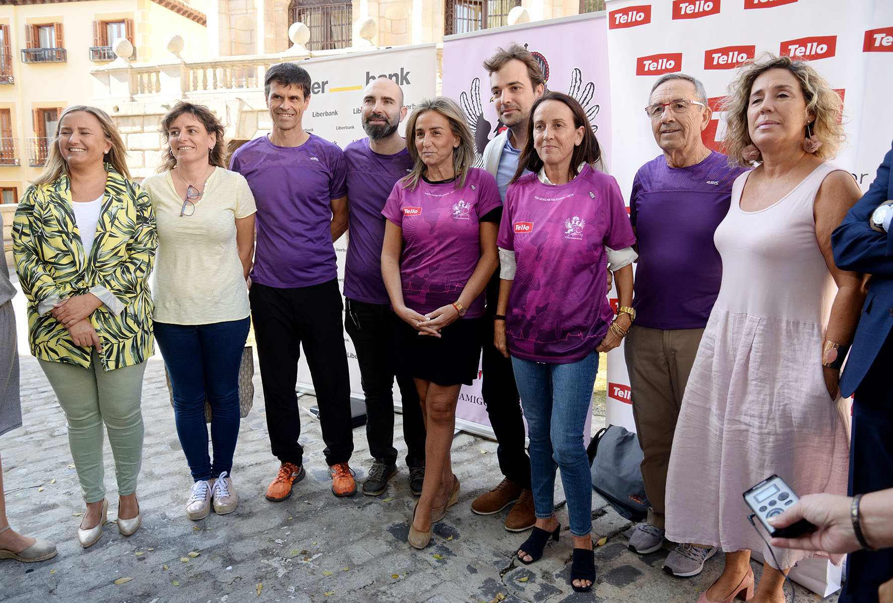 La alcaldesa de Toledo posa con la camiseta, diseñada por Javier Vivar