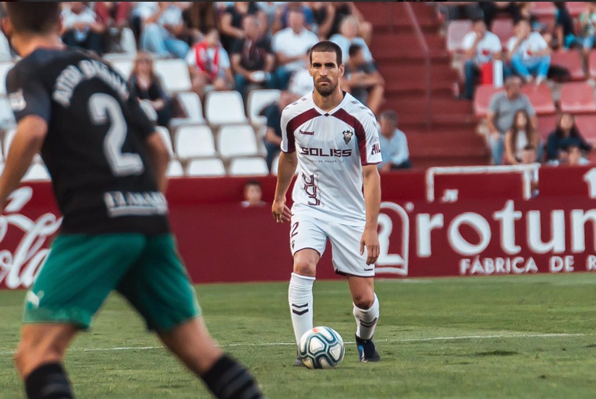 Álvaro Arroyo, del Albacete, en un lance del partido entre el Albacete y el Rácing