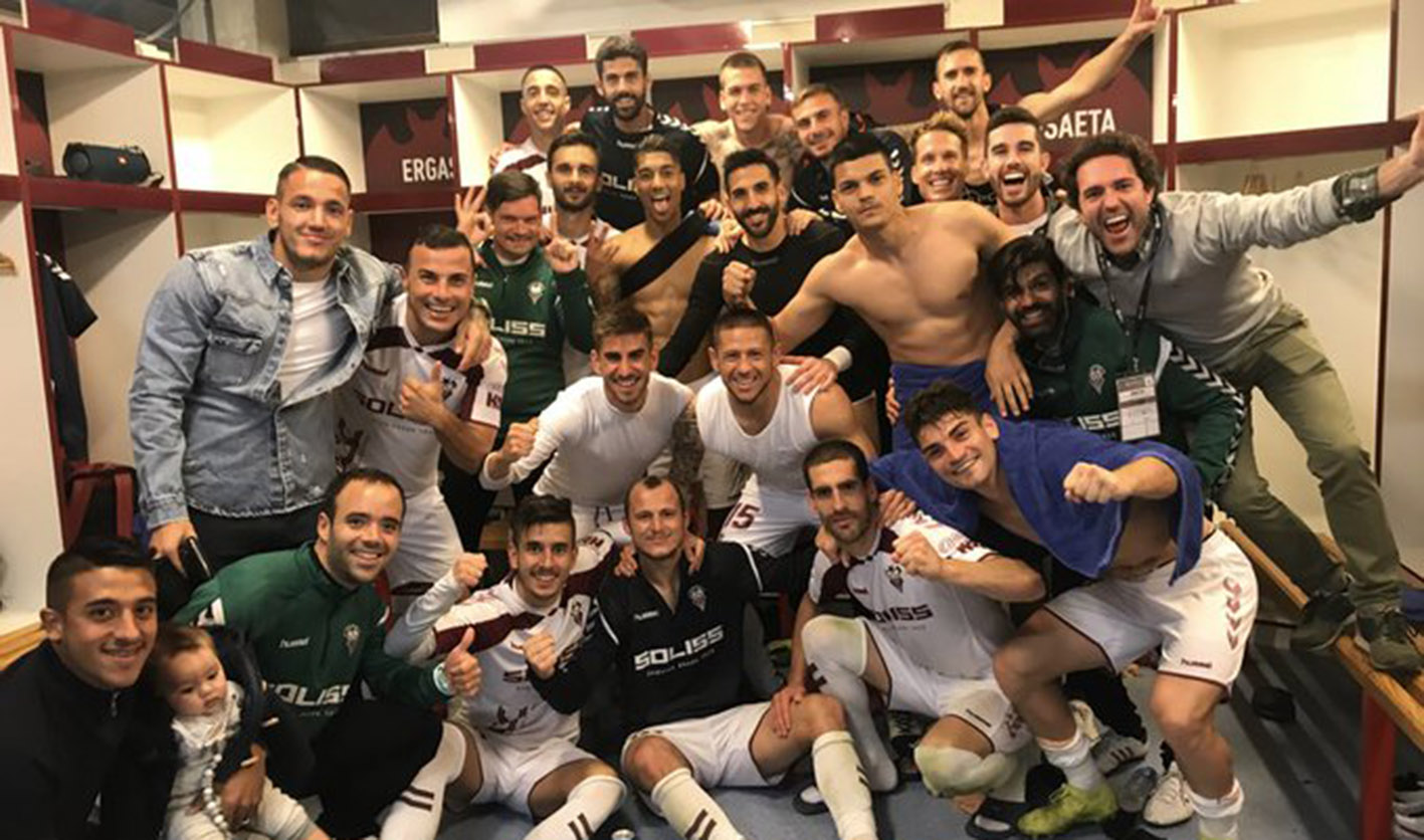 Los jugadores del Albacete, celebrando en el vestuario la victoria contra el Cádiz.