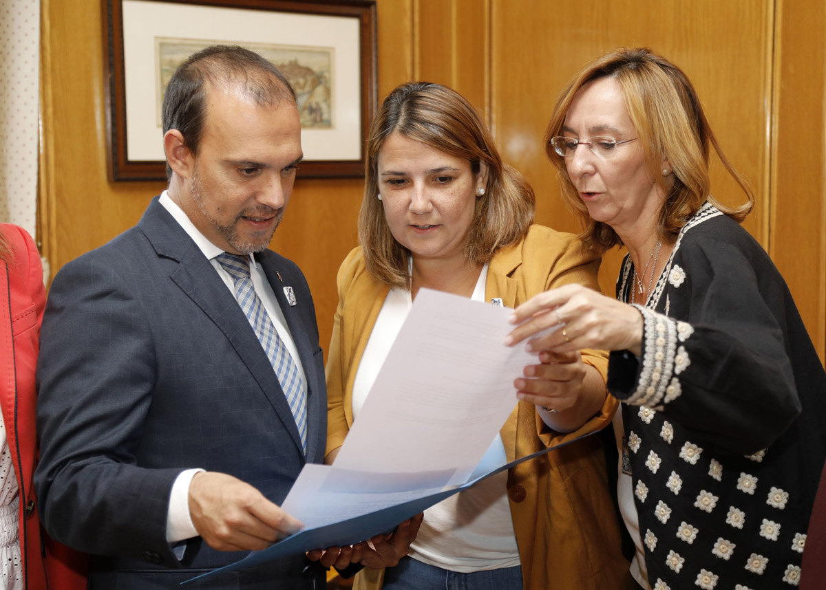 Encuentro del presidente de las Cortes con la alcaldesa de Talavera y la asociación Tierras de Cerámica.