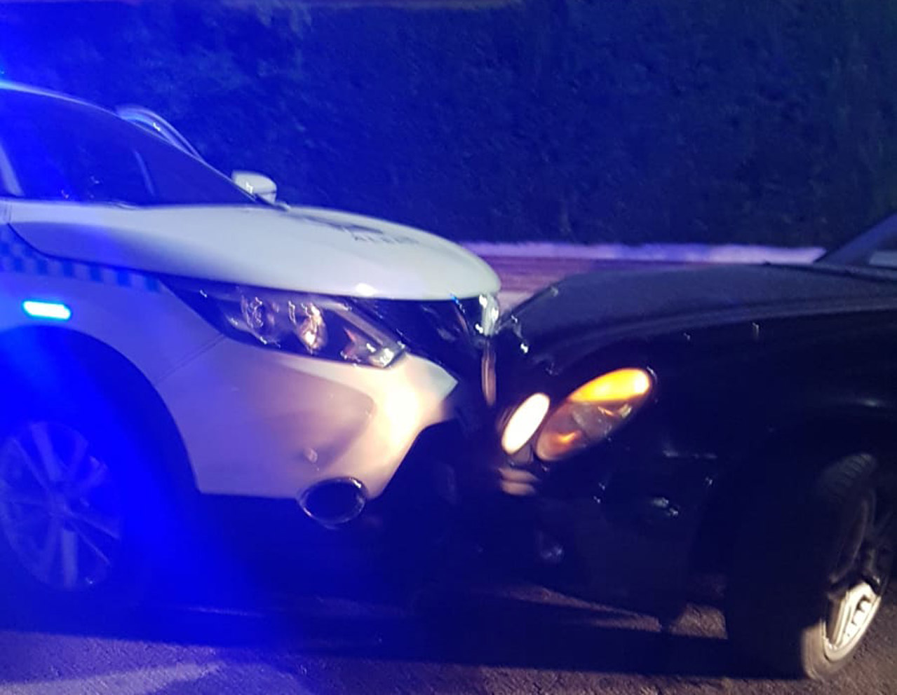 Así quedaron los vehículos tras el coche en la calle Bachiller Sansón Carrasco.