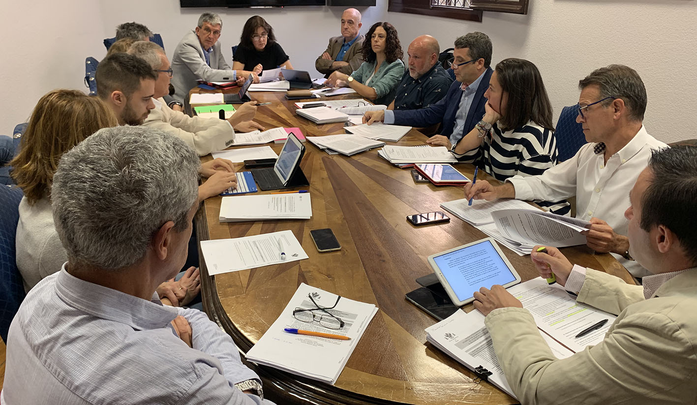 Componentes de la Comisión de Hacienda celebrada hoy en Toledo, con la concejala Mar Álvarez al fondo de la imagen.