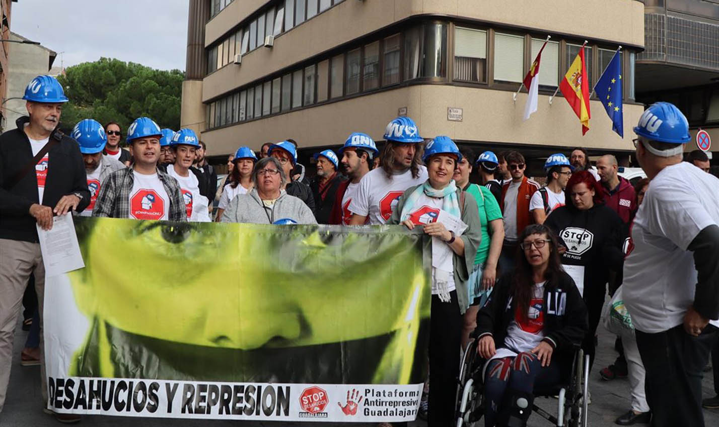 Concentración a las puertas de los Juzgados de Guadalajara por el juicio contra los activistas.