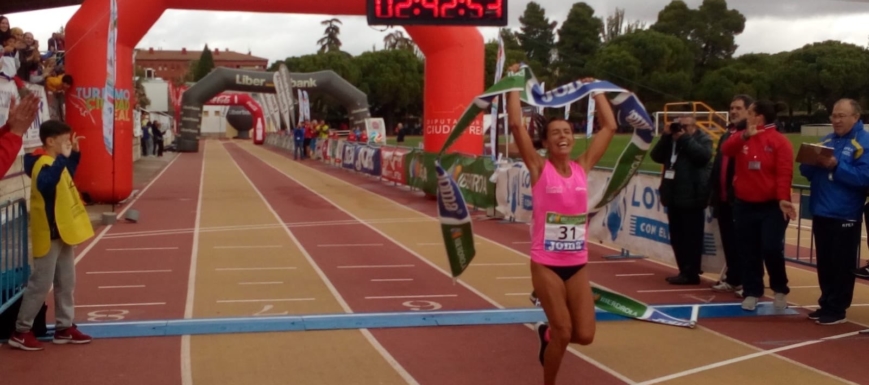 Gemma Arenas atravesando la meta que le consagraba como campeona de España.