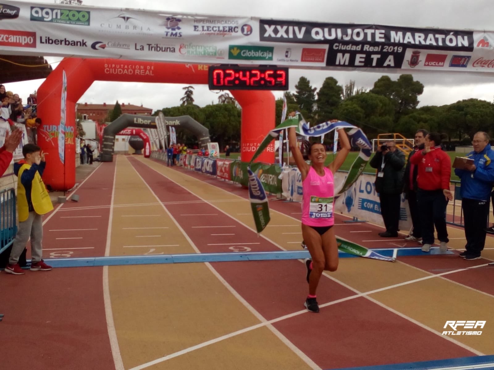 Gemma Arenas atravesando la meta que le consagraba como campeona de España.