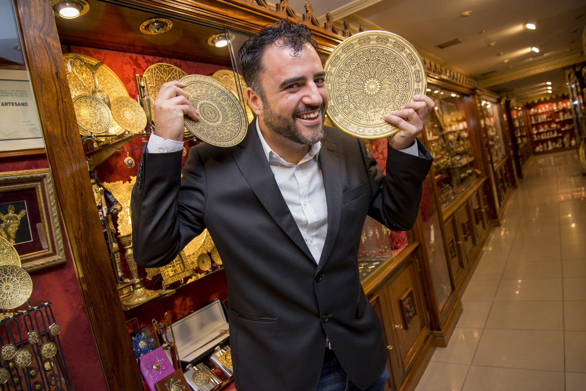 Javier Ulises Illán en la tienda Artesanía Simian de Toledo.