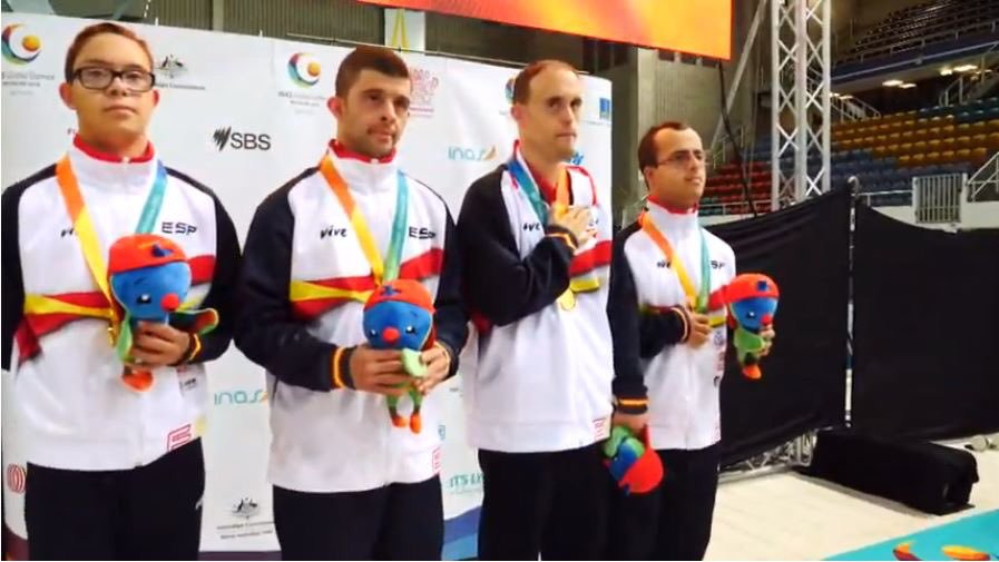 Luis Serrano y Eloy Molina, nadadores castellanomanchegos, en los más alto del podio junto al resto de l relevo 4x100 español.