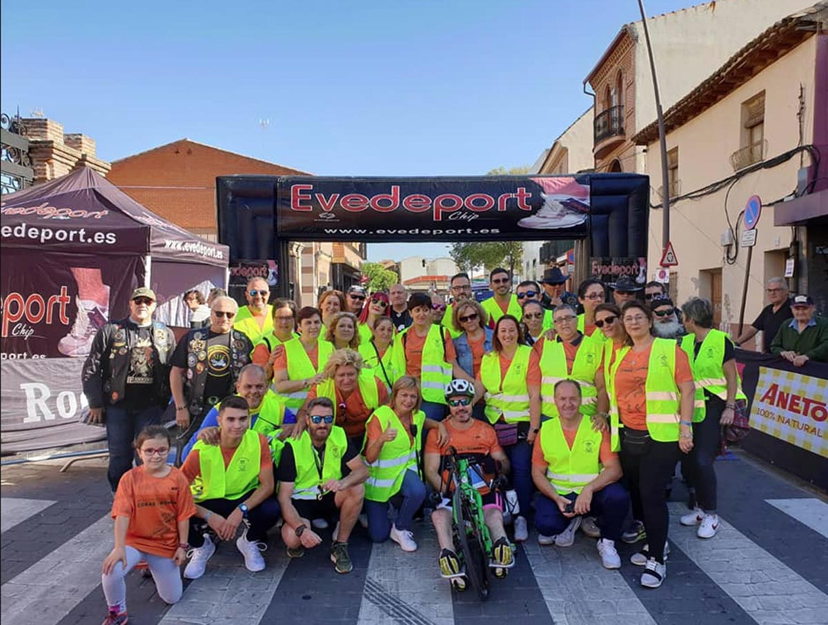 Foto de familia de Román David con amigos y voluntarios que velaron porque todo fuera bien en la carrera