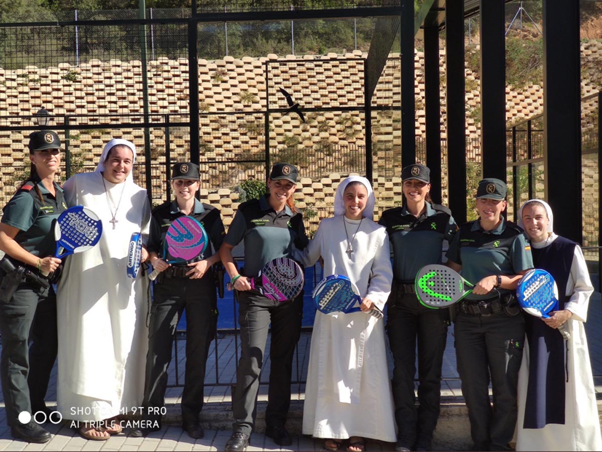 Foto de familia del partido de pádel entre las monjas y las hermanas de Trillo