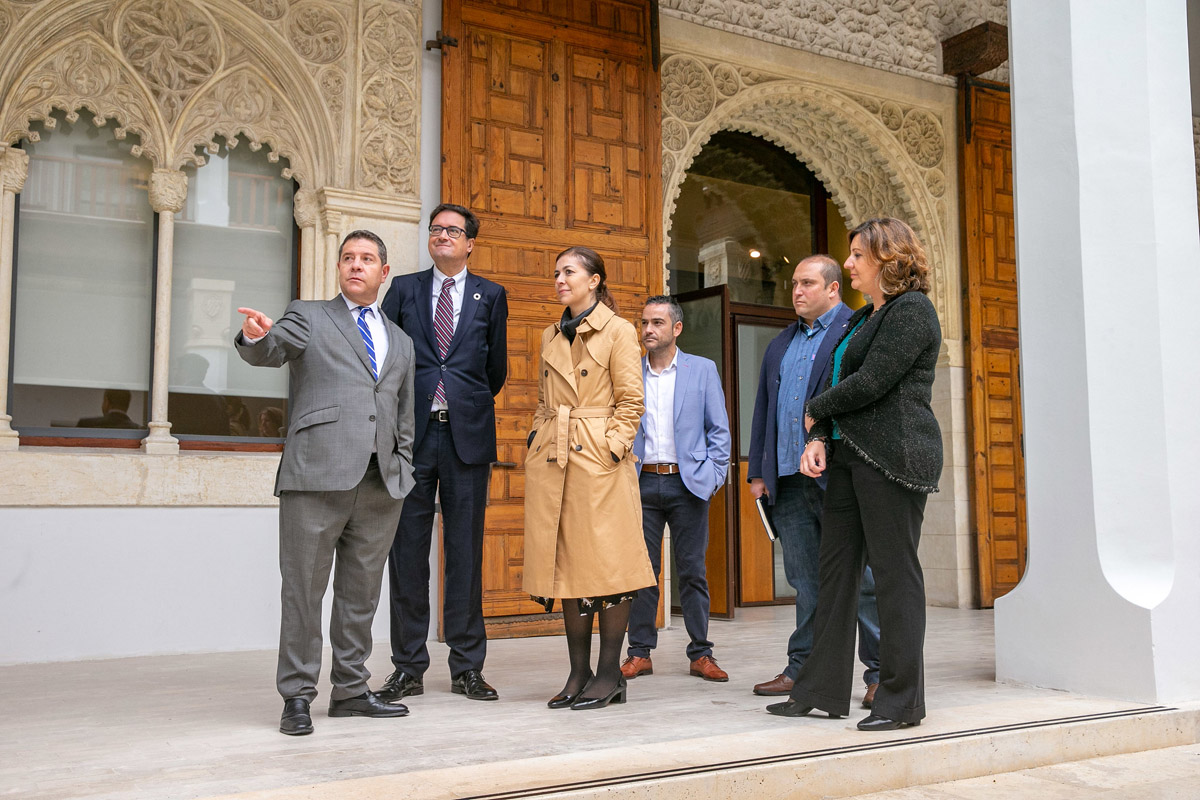 El presidente de Paradores de España, Óscar López, ha visitado hoy la sede del Gobierno regional.