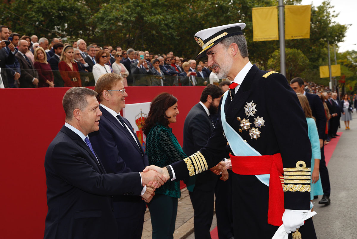 El rey Felipe saludando al presidente de CLM.