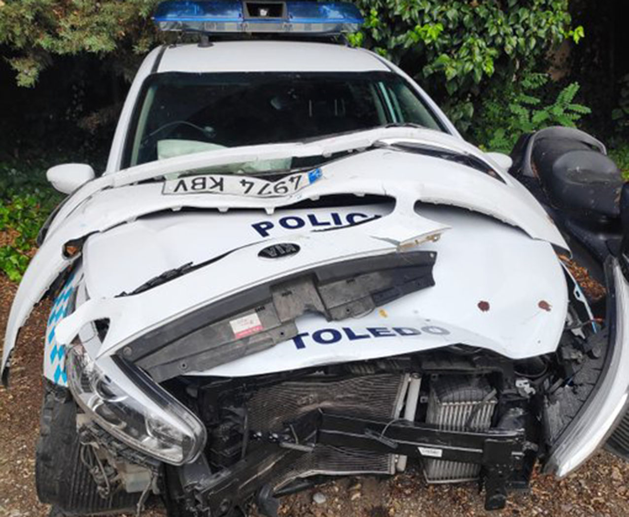 Así quedó el coche de la Policía Local por el accidente que tuvieron con otro coche de la Policía Nacional.