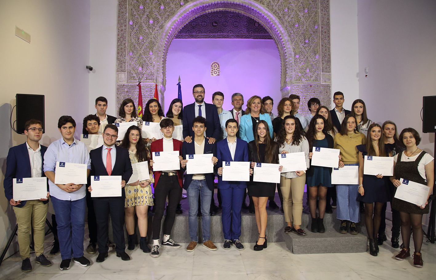 Los 34 alumnos premiados, junto a la consejera de Educación, Rosana Rodríguez; y el vicealdalde de Toledo, José Pablo Sabrido.