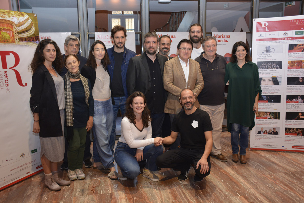 El concejal Teo García junto al reparto de "Mariana Pineda".