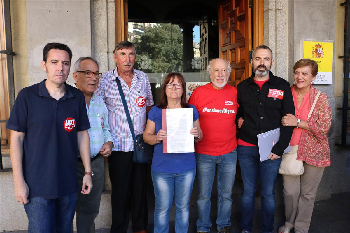 UGT y CCOO han entregado un manifiesto en la Delegación del Gobierno.