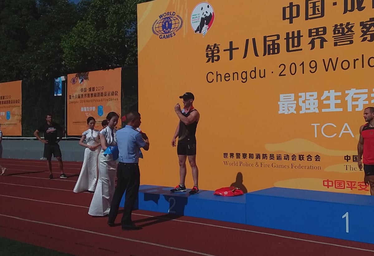 Jorge Serrano, recogiendo su medalla de plata en Olimpiadas de Chengdu (China)